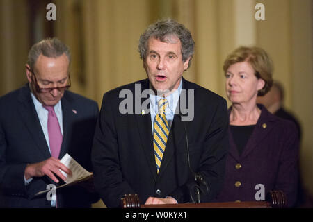 Senator Sherrod Brown (D-OH), verbunden durch von Links, Senat Minderheit Leader Chuck Schumer (D-NY) und Sen. Tammy Baldwin (D-WI), spricht auf einer Pressekonferenz im Anschluss an die wöchentlichen Senat demokratische Partei Politik Mittagessen auf dem Capitol Hill in Washington DC am 5. Dezember 2016. Foto von Erin Schaff/UPI Stockfoto