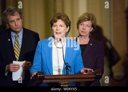 Sen Jeanne Shaheen (D-NH), verbunden durch, vom links Senator Sherrod Brown (D-OH) und Sen. Tammy Baldwin (D-WI), spricht auf einer Pressekonferenz im Anschluss an die wöchentlichen Senat demokratische Partei Politik Mittagessen auf dem Capitol Hill in Washington DC am 5. Dezember 2016. Foto von Erin Schaff/UPI Stockfoto