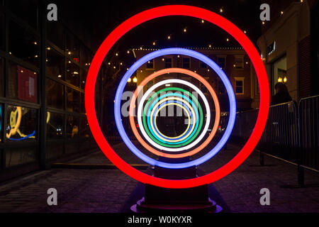 'Bänder der Freundschaft" eine Installation von neun Ringe mit wechselnden Farben in der Dean & Deluca Plaza in Georgetown ist Teil von Georgetown glühen in Washington, DC am 9. Dezember 2017. GLOW ist einer jährlichen im öffentlichen Licht Ausstellung zusammengestellt von der Georgetown Business Improvement District. Foto von Erin Schaff/UPI Stockfoto