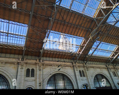 La Rochelle, Frankreich - 14. Mai 2019: Gare de La Rochelle SNCF, ein Verkehrsknotenpunkt für die Region Poitou-Charentes. Bahnhof von La Rochelle, Frankreich Stockfoto