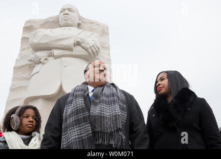 Martin Luther King III., trat von seiner Tochter Yolanda und Frau Arndrea Gewässer König, spricht während der jährlichen Kranzniederlegung Zeremonie für Martin Luther King Jr. Day an der Martin Luther King Jr. Memorial in Washington, DC am 15. Januar 2018. Martin Luther King III ist der Sohn von Martin Luther King Jr. Foto von Erin Schaff/UPI Stockfoto