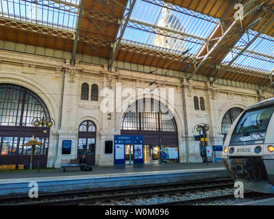 La Rochelle, Frankreich - 14. Mai 2019: Gare de La Rochelle SNCF, ein Verkehrsknotenpunkt für die Region Poitou-Charentes. TGV Zug in den Bahnhof Stockfoto