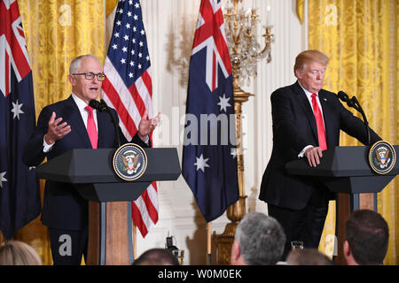 Us-Präsident Donald Trump hört sich die Erläuterungen von den australischen Premierminister Malcolm Turnbull (L) während der gemeinsamen Pressekonferenz im East Room des Weißen Hauses in Washington, DC am 23. Februar 2018. Turnbull ist auf einer 1-tägigen Besuch im Weißen Haus. Foto von Pat Benic/UPI Stockfoto