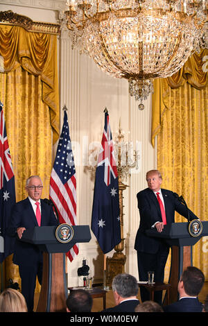 Us-Präsident Donald Trump hört sich die Erläuterungen von den australischen Premierminister Malcolm Turnbull (L) während der gemeinsamen Pressekonferenz im East Room des Weißen Hauses in Washington, DC am 23. Februar 2018. Turnbull ist auf einer 1-tägigen Besuch im Weißen Haus. Foto von Pat Benic/UPI Stockfoto