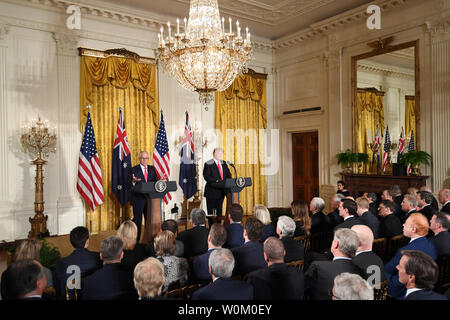 Us-Präsident Donald Trump hört sich die Erläuterungen von den australischen Premierminister Malcolm Turnbull (L) während der gemeinsamen Pressekonferenz im East Room des Weißen Hauses in Washington, DC am 23. Februar 2018. Turnbull ist auf einer 1-tägigen Besuch im Weißen Haus. Foto von Pat Benic/UPI Stockfoto