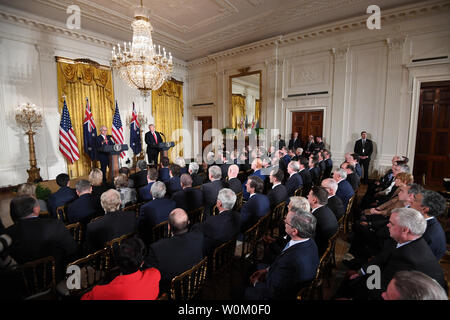 Us-Präsident Donald Trump hört sich die Erläuterungen von den australischen Premierminister Malcolm Turnbull (L) während der gemeinsamen Pressekonferenz im East Room des Weißen Hauses in Washington, DC am 23. Februar 2018. Turnbull ist auf einer 1-tägigen Besuch im Weißen Haus. Foto von Pat Benic/UPI Stockfoto