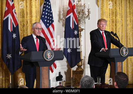 Us-Präsident Donald Trump hört sich die Erläuterungen von den australischen Premierminister Malcolm Turnbull (L) während der gemeinsamen Pressekonferenz im East Room des Weißen Hauses in Washington, DC am 23. Februar 2018. Turnbull ist auf einer 1-tägigen Besuch im Weißen Haus. Foto von Pat Benic/UPI Stockfoto
