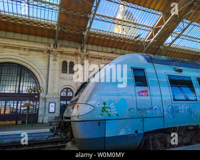 La Rochelle, Frankreich - 14. Mai 2019: Gare de La Rochelle SNCF, ein Verkehrsknotenpunkt für die Region Poitou-Charentes. TGV Zug in den Bahnhof Stockfoto