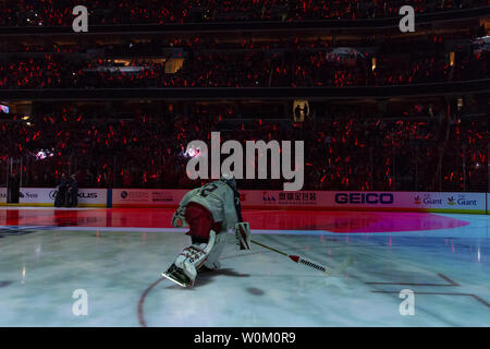 Blaue Jacken Torwart Sergej Bobrovsky (72) nimmt das Eis vor der NHL Playoff Spiel zwischen der Columbus Blue Jackets und Washington Capitals in der Hauptstadt zu einer Arena in Washington, D.C. am 12. April 2018. Foto von Alex Edelman/UPI Stockfoto