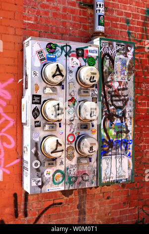 Mehrere Stromzähler Boxen in Graffiti und Aufkleber abgedeckt Stockfoto