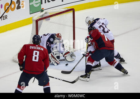 Blaue Jacken Torwart Sergej Bobrovsky (72) Anschluss der Puck während der ersten Runde NHL Playoff Spiel zwischen der Columbus Blue Jackets und Washington Capitals in der Hauptstadt zu einer Arena in Washington, D.C. am 15. April 2018. Foto von Alex Edelman/UPI Stockfoto