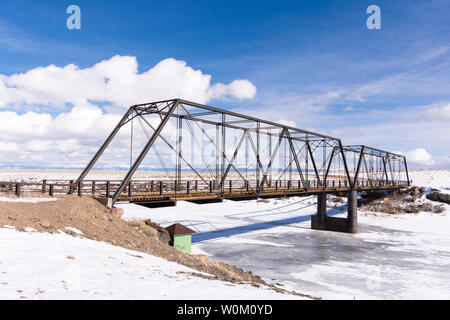 San Juan County, Colorado - Februar 21, 2019: Ein 1892 schmiedeeiserne Brücke über den Rio Grande im Winter mit Schnee, Eis, blauer Himmel, Wolken. Gebaut b Stockfoto