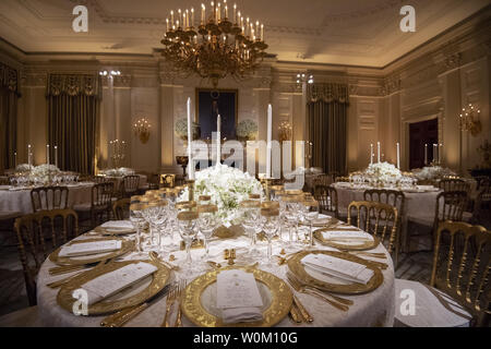 Die Tabellen sind in der Staatlichen Speisesaal für das Abendessen von US-Präsident Donald Trump und First Lady Melania Trump für französische Präsident Emmanuel Längestrich und seine Frau Brigitte Längestrich, während einer Pressekonferenz im Weißen Haus am Abend des 23. April 2018 veranstaltet. Das Abendessen wird am 24. April werden als Längestrich den Tag im Weißen Haus verbringt zum ersten offiziellen Staatsbesuch im Rahmen der Trumpf-Präsidentschaft. Foto von Pat Benic/UPI Stockfoto