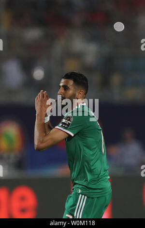 Kairo, Ägypten. 27 Juni, 2019. Die algerischen Riyad Mahrez reagiert während der 2019 Afrika Cup Gruppe C Fußballspiel zwischen Senegal und Algerien am 30. Juni Stadion. Credit: gehad Hamdy/dpa/Alamy leben Nachrichten Stockfoto