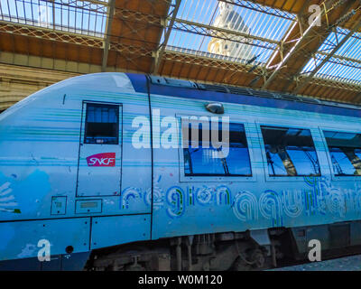 La Rochelle, Frankreich - 14. Mai 2019: Gare de La Rochelle SNCF, ein Verkehrsknotenpunkt für die Region Poitou-Charentes. TGV Zug in den Bahnhof Stockfoto