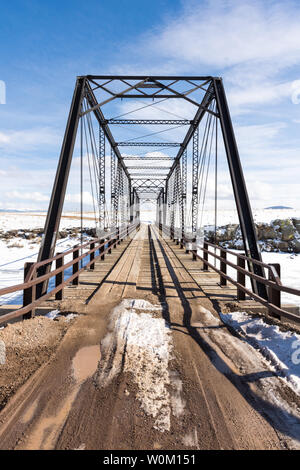 San Juan County, Colorado - Februar 21, 2019: Ein 1892 schmiedeeiserne Brücke über den Rio Grande im Winter mit Schnee, Eis, blauer Himmel, Wolken. Gebaut b Stockfoto