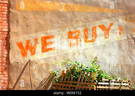 Alte Lackierung an der Wand sagen: "Wir kaufen in der Innenstadt von Bisbee, AZ lackiert Stockfoto