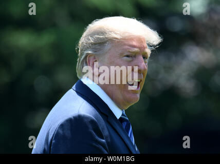 Präsident Donald Trump geht zurück auf das Oval Office nach der Abfahrt Marine One auf dem Südrasen des Weißen Hauses in Washington, DC am 25. Mai 2018. Trump zurück von der Bewältigung der Absolventen an der Naval Academy in Annapolis. Foto von Pat Benic/UPI Stockfoto
