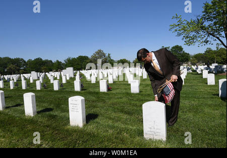 Sekretär der Armee Dr. Mark T. Esper Orte ein Fahnen vor der Grabstätte während der 'Flags' Tradition in Arlington, Virginia, am 24. Mai 2018. Die 3. US-Infanterie Regiment (Die Alte Garde) hat Veteranen für mehr als 60 Jahre geehrt, indem Sie Fahnen an den Grabstätten. Foto von Pat Benic/UPI Stockfoto