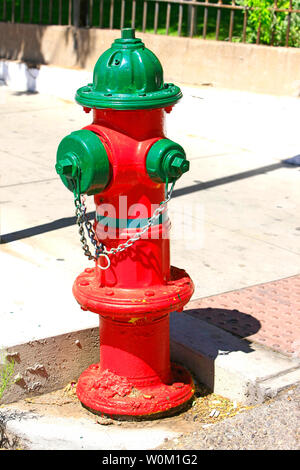 Rot und Grün Hydrant in der Innenstadt von Bisbee AZ Stockfoto