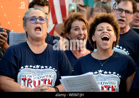 Rosie O'Donnell (L) singt während eines Protestes vor dem Weißen Haus in Washington, DC am 6. August 2018. O'Donnell und Darsteller vom Broadway Shows in New York trat der täglichen Anti-Trumpf-Proteste, die seit Helsinki Gipfeltreffen zwischen Präsident Donald Trump und der russische Präsident Wladimir Putin. Das Broadway Darsteller sang verschiedene zeigen Songs während der Demonstration. Foto von Pat Benic/UPI Stockfoto