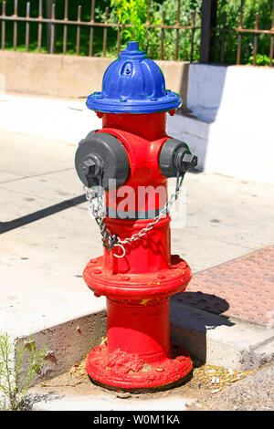 Rot und Blau Hydrant in der Innenstadt von Bisbee AZ Stockfoto