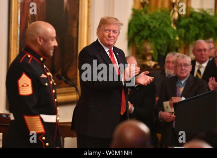 Präsident Donald Trump applaudiert Ehrenmedaille Empfänger pensionierte Sgt. Maj. John canley im East Room des Weißen Hauses in Washington, DC am 17. Oktober 2018. Die 80-jährige ehemalige Marine, die in Oxnard, Kalifornien lebt, die Auszeichnung für Service erhalten in der Schlacht um Hue vor 50 Jahren. Foto von Pat Benic/UPI. Stockfoto