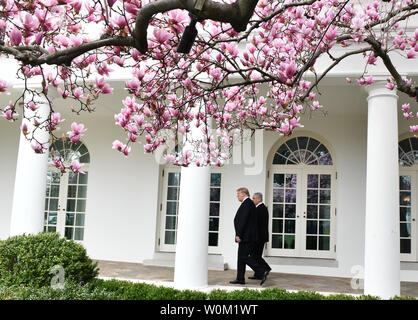 Magnolia Blüte Blüte als Präsident Donald Trump (R) geht mit dem israelischen Ministerpräsidenten Benjamin Netanjahu entlang der Kolonnade im Oval Office des Weißen Hauses in Washington, DC am 25. März 2019. Die Staats- und Regierungschefs unterzeichneten ein Abkommen über die Golanhöhen es erkennen als israelisches Gebiet während eines eintägigen Besuch. Foto von Pat Benic/UPI Stockfoto