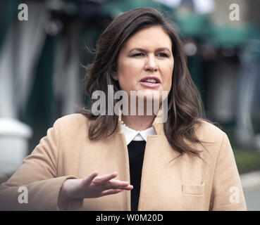 Drücken Sie Sekretärin Sarah Sanders macht Kommentare wie sie Fragen Antworten von Reporter an einem improvisierten Briefing auf der Auffahrt im Westflügel des Weißen Hauses in Washington, DC am 2. April 2019. Sanders kommentiert die gesundheitliche Versorgung und die südliche Grenze. Foto von Pat Benic/UPI Stockfoto