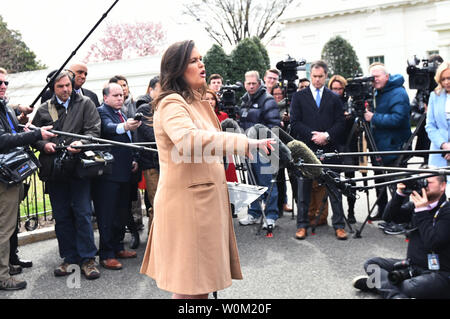 Drücken Sie Sekretärin Sarah Sanders macht Kommentare wie sie Fragen Antworten von Reporter an einem improvisierten Briefing auf der Auffahrt im Westflügel des Weißen Hauses in Washington, DC am 2. April 2019. Sanders kommentiert die gesundheitliche Versorgung und die südliche Grenze. Foto von Pat Benic/UPI Stockfoto