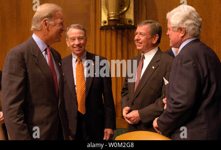 Von links, Senator Joseph Biden (R. D-DE), Senator Charles E. Grassley (R-IA), und Senator Edward M. Kennedy (D-MA) Grüße Attorney General John Ashcroft bevor er bezeugt vor dem Senat Justiz Ausschuss für Terrorismusbekämpfung die Bemühungen der Bundesregierung in der Dirksen Senate Office Building am 8. Juni 2004 in Washington, D.C. Ashcroft die Verwaltung über die Vorfälle von Folter im Irak verteidigt. (UPI Foto/Greg Whitesell) Stockfoto