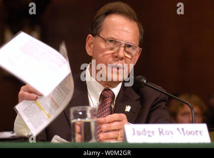 Der Herr Abgeordnete Roy Moore, ehemaliger Chief Justice, des Obersten Gerichtshofes von Alabama bezeugt vor dem Senat-rechtsausschusse auf die US-Verfassung und der öffentlichen religiösen Ausdruck in der Dirksen Senate Office Building in Washington, D.C. am 8. Juni 2004. (UPI Foto/Greg Whitesell) Stockfoto