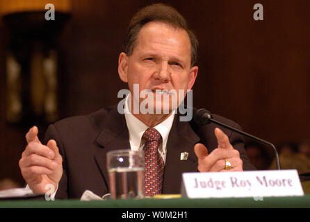 Der Herr Abgeordnete Roy Moore, ehemaliger Chief Justice, des Obersten Gerichtshofes von Alabama bezeugt vor dem Senat-rechtsausschusse auf die US-Verfassung und der öffentlichen religiösen Ausdruck in der Dirksen Senate Office Building in Washington, D.C. am 8. Juni 2004. (UPI Foto/Greg Whitesell) Stockfoto