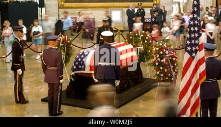 Der ehemalige US-Präsident Ronald Reagan's Sarg ruht in der Rotunde des U.S. Capitol Gebäude, in dem Menschen ihre letzte Ehre in Washington D.C. am 10. Juni 2004 bezahlen. (UPI Foto/Greg Whitesell) Stockfoto