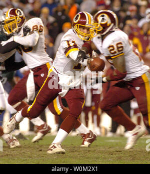 Washington Redskins Quarterback Patrick Ramsey Hände weg zu runningback Clinton Portis im 17-14 Verlust gegen die Philadelphia Eagles am 12. Dezember 2004 Fed Ex Feld in Landover, Md (UPI Foto/Greg Whitesell) Stockfoto