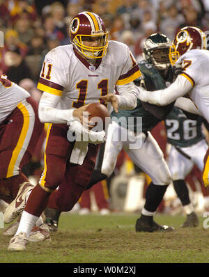 Washington Redskins Quarterback Patrick Ramsey Hände weg in die 17-14 Verlust zu den Philadelphia Eagles am 12. Dezember 2004 Fed Ex Feld in Landover, Md (UPI Foto/Greg Whitesell) Stockfoto