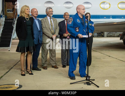 Dr. Jill Biden, Ehefrau von Vizepräsident Joe Biden, Links, Mark Kelly, ehemaliger NASA-Astronaut und Scott Kelly's Zwilling, der zweite von links, Dr. John holdren, Direktor des Weißen Hauses Büro für Wissenschaft und Technologie, dritter von links, NASA Administrator Charles Bolden, dritter von rechts, und Ellen Ochoa, Direktor, Johnson Space Center der NASA, zusehen, wie Expedition 46 Kommandant Scott Kelly der NASA auf Ellington Field, Donnerstag, 3. März 2016 in Houston, Texas nach seiner Rückkehr auf die Erde spricht. Kelly und die Flugingenieure Michail Kornienko und Sergey Volkov von roskosmos landete in der Sojus TMA-1 Stockfoto