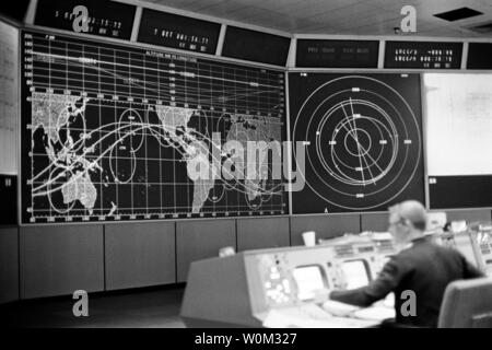 Blick in das Innere Mission Control, Radio Rufzeichen Houston, auf dem Gebiet der bemannten Raumfahrt Zentrum (Johnson Space Center in Houston, Texas, während die NASA-Gemini 8 Mission am 16. März 1966. Besatzungsmitglieder für das Gemini 8 Mission waren Astronauten Neil Armstrong, Befehl Pilot, und David Scott, Pilot. März 16, 2016 markiert den 50. Jahrestag der NASA Gemini 8 Mission, das sechste bemannte Raumfahrt während Projekt Gemini Programms der Vereinigten Staaten durchgeführt. Das Hauptziel der Mission, dem erfolgreichen Andocken von zwei Satelliten im Orbit, ein Novum in der Raumfahrt, war ein Erfolg, obwohl die Mannschaft würde ein cri Erfahrung Stockfoto