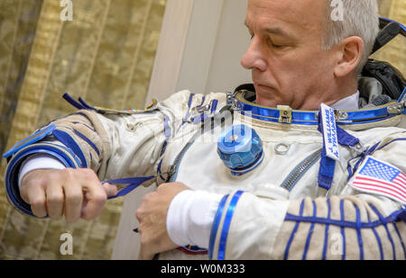 Expedition 47 NASA-Astronaut Jeff Williams zieht seine russischen Sokol Anzug auf seiner abschließenden Tag der Sojus Qualifikation Prüfungen mit Russischen Kosmonauten Oleg Skripochka, und Alexej Ovchinin von Roskosmos, am 25. Februar 2016, an der Gagarin Cosmonaut Training Centre (GCTC) in Star City, Russland. NASA Foto von Bill Ingalls/UPI Stockfoto