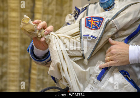 Expedition 47 NASA-Astronaut Jeff Williams zieht seine russischen Sokol Anzug auf seiner abschließenden Tag der Sojus Qualifikation Prüfungen mit Russischen Kosmonauten Oleg Skripochka, und Alexej Ovchinin von Roskosmos, am 25. Februar 2016, an der Gagarin Cosmonaut Training Centre (GCTC) in Star City, Russland. NASA Foto von Bill Ingalls/UPI Stockfoto