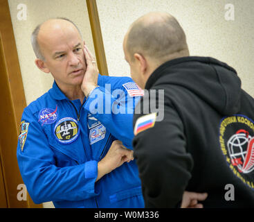 Expedition 47 NASA-Astronaut Jeff Williams, Links, bereitet sich auf seinen letzten Tag der Sojus Qualifikation Prüfungen mit Russischen Kosmonauten Oleg Skripochka, und Alexej Ovchinin von Roskosmos, am 25. Februar 2016, an der Gagarin Cosmonaut Training Centre (GCTC) in Star City, Russland. NASA Foto von Bill Ingalls/UPI Stockfoto