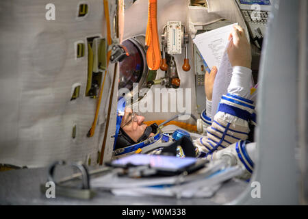 Expedition 47 russische Kosmonaut Oleg Skripochka ist innerhalb der Sojus Simulator für seine abschließende Qualifikation Untersuchung mit NASA-Astronaut Jeff Williams gesehen, und der russische Kosmonaut Alexei Ovchinin, am 25. Februar 2016, an der Gagarin Cosmonaut Training Centre (GCTC) in Star City, Russland. NASA Foto von Bill Ingalls/UPI Stockfoto