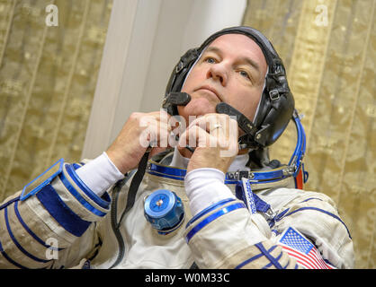 Expedition 47 NASA-Astronaut Jeff Williams zieht seine russischen Sokol Anzug auf seiner abschließenden Tag der Sojus Qualifikation Prüfungen mit Russischen Kosmonauten Oleg Skripochka, und Alexej Ovchinin von Roskosmos, am 25. Februar 2016, an der Gagarin Cosmonaut Training Centre (GCTC) in Star City, Russland. NASA Foto von Bill Ingalls/UPI Stockfoto