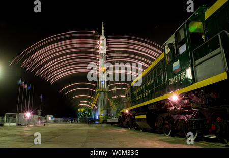 Die gantry Arme eng um die Sojus TMA-20 M Raumsonden, die die Rakete zu sichern, wie in dieser langen Belichtung Foto auf März 16, 2016 gesehen, beim Launch Pad 1 auf dem Kosmodrom Baikonur in Kasachstan. Start der Sojus-Rakete ist für den 19. März vorgesehen und wird Expedition 47 Sojus Commander Alexey Ovchinin von Roskosmos, Flugingenieur Jeff Williams der NASA, und Bordingenieur Oleg Skripochka von Roskosmos in den Orbit zu ihren fünf und einem halben Monat Mission auf der Internationalen Raumstation beginnen. NASA Foto von Aubrey Gemignani/UPI Stockfoto