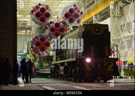 Die Sojus TMA-20 M Sonde wird an die Launch Pad mit dem Zug in den frühen Morgenstunden des 16. März 2016 gerollt, auf dem Kosmodrom Baikonur in Kasachstan. Start der Sojus-Rakete ist für den 19. März vorgesehen und wird Expedition 47 Sojus Commander Alexey Ovchinin von Roskosmos, Flugingenieur Jeff Williams der NASA, und Bordingenieur Oleg Skripochka von Roskosmos in den Orbit zu ihren fünf und einem halben Monat Mission auf der Internationalen Raumstation beginnen. NASA Foto von Aubrey Gemignani/UPI Stockfoto