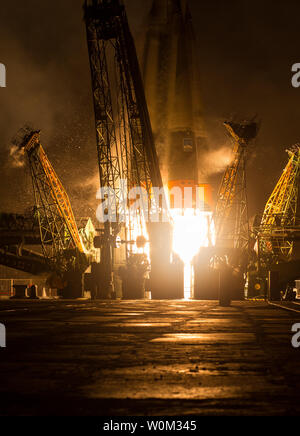 Die Sojus TMA-20 M Raketenstarts vom Kosmodrom Baikonur in Kasachstan am Samstag, 19. März 2016 Durchführung der Expedition 47 Sojus Commander Alexey Ovchinin von Roskosmos, Flugingenieur Jeff Williams der NASA, und Bordingenieur Oleg Skripochka von Roskosmos in die Umlaufbahn ihre fünf zu beginnen und einen halben Monat Mission auf der Internationalen Raumstation. NASA Foto von Aubrey Gemignani/UPI Stockfoto