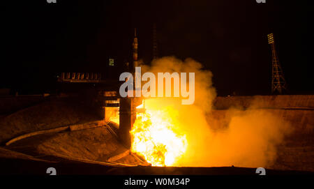 Die Sojus TMA-20 M Raketenstarts vom Kosmodrom Baikonur in Kasachstan am Samstag, 19. März 2016 Durchführung der Expedition 47 Sojus Commander Alexey Ovchinin von Roskosmos, Flugingenieur Jeff Williams der NASA, und Bordingenieur Oleg Skripochka von Roskosmos in die Umlaufbahn ihre fünf zu beginnen und einen halben Monat Mission auf der Internationalen Raumstation. NASA Foto von Aubrey Gemignani/UPI Stockfoto