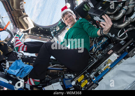 An Bord der Internationalen Raumstation ISS Expedition 50 Flight Engineer Peggy Whitson der NASA verschickt Urlaubsgrüße und festliche Bilder von der Kuppel am 18. Dezember 2016. Am Montag, den 24. April 2017, astronautin Peggy Whitson brach die 534-tägige Aufzeichnung von Jeff Williams für die Gesamtzeit im Weltraum verbracht und von einem Amerikanischen eingestellt. Whitson ist auch die erste Frau, die über die Internationale Raumstation (ISS) doppelt so gut wie Halten den Rekord für die meisten außenbordeinsätze geleitet von einer Frau Astronaut. NASA/UPI Stockfoto