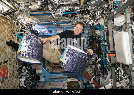 Peggy Whitson, Expedition 50 Bordmechaniker, wirft mit der NASA Dorf Banner in den USA Labor Destiny Modul am 22. Februar 2017. Am Montag, den 24. April 2017, astronautin Peggy Whitson brach die 534-tägige Aufzeichnung von Jeff Williams für die Gesamtzeit im Weltraum verbracht und von einem Amerikanischen eingestellt. Whitson ist auch die erste Frau, die über die Internationale Raumstation (ISS) doppelt so gut wie Halten den Rekord für die meisten außenbordeinsätze geleitet von einer Frau Astronaut. NASA/UPI Stockfoto