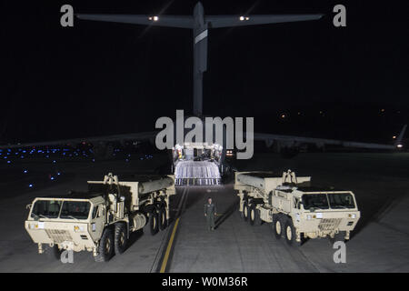 Us-Streitkräfte Korea setzte seine Fortschritte bei der Erfüllung der Republik Korea - US-amerikanische Allianz Entscheidung zu einem Terminal High Altitude Area Defense (Thaad) auf der Koreanischen Halbinsel als die ersten Elemente der THAAD-System in der Republik Korea am 6. März 2017 kamen installieren. "Die rechtzeitige Bereitstellung des THAAD-System von US Pacific Command und der Verteidigungsminister gibt meinem Befehl großes Vertrauen in die Unterstützung, die wir erhalten, wenn wir zur Verstärkung oder erweiterte Funktionen bitten", sagte Gen. Vincent K. Brooks, US-Streitkräfte Korea Commander. Foto: US Air Force/UPI Stockfoto